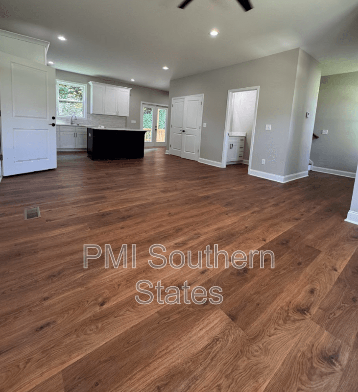 Greenville House: 711 Rockcliff St