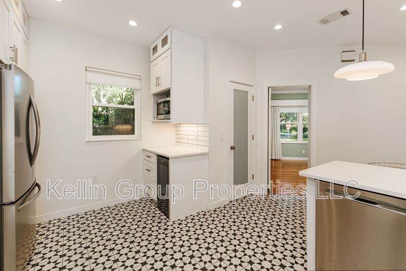 Lakeland House: 1203 Easton Dr