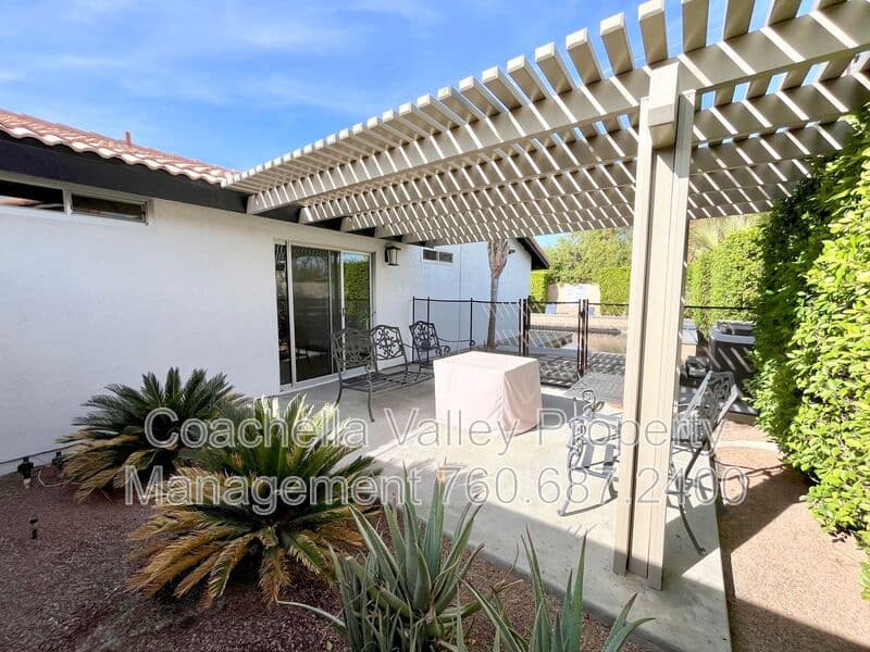 Palm Springs House: 372 W Dominguez Rd