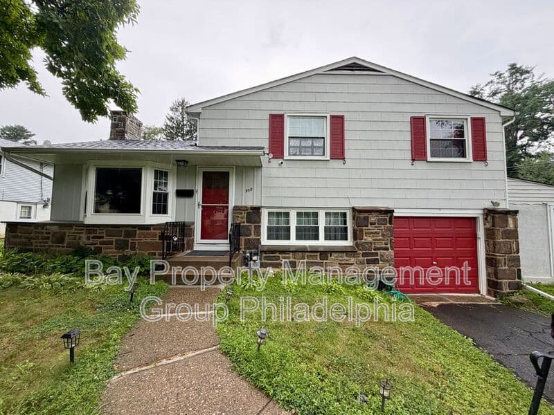 Glenside House: 300 Winding Way