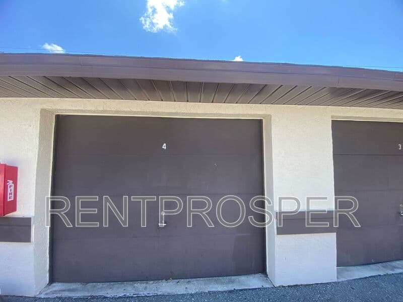 Melbourne House: Coral Gardens Garage 16