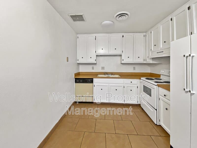 Ridgecrest Condo: 209 N Alvord