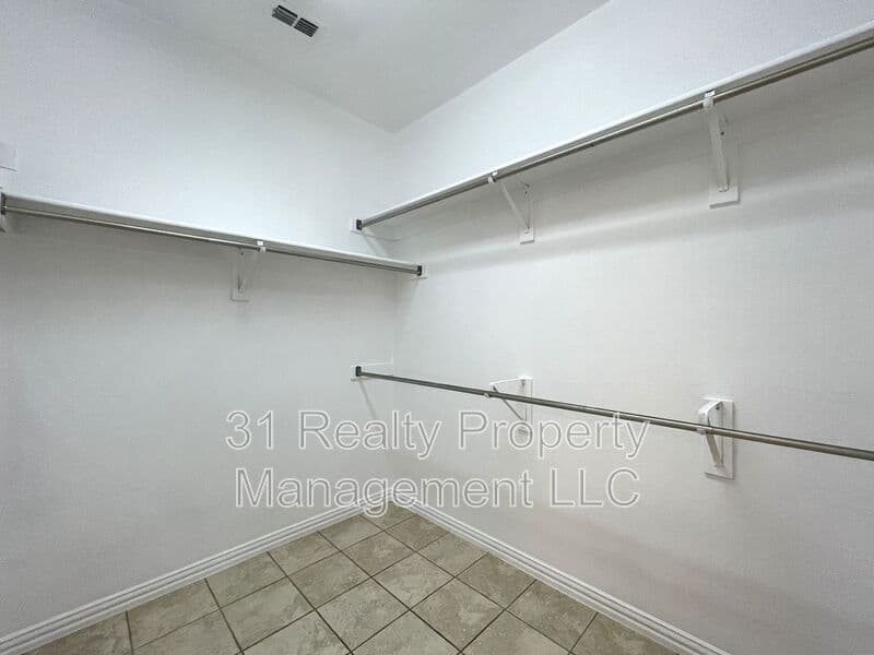 Plano House: 4400 Avebury Dr