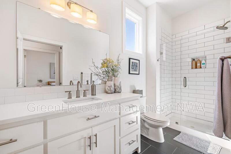 Bentonville House: 636 SW B ST
