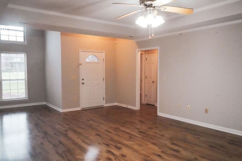 Midway House: 438 Edgewater Dr