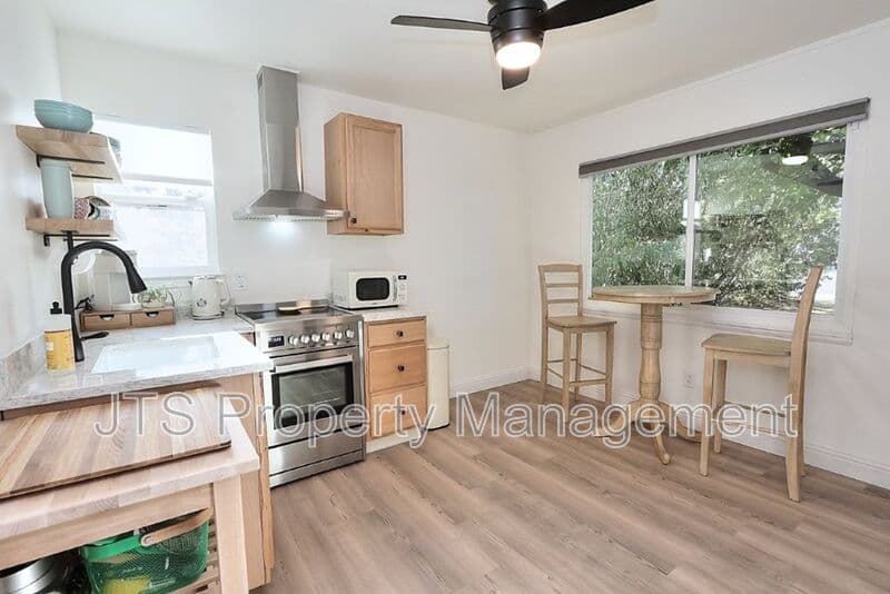 Fair Oaks House: 6906 Pin Oak Court