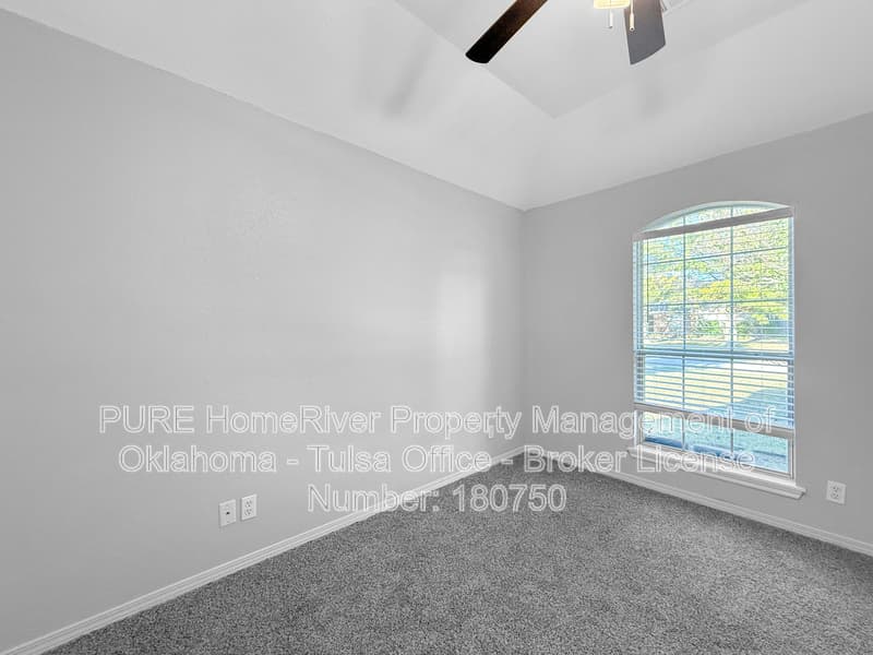 Collinsville House: 10736 E 120th St N