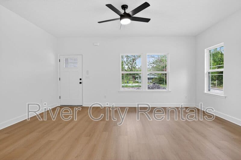 Sanderson House: 9281 Dolphin St