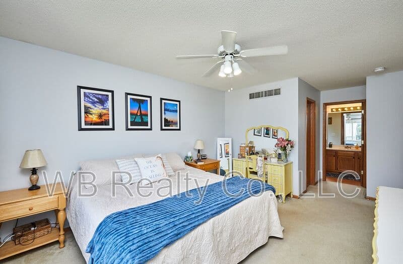 West Des Moines House: 6152 Dakota Dr