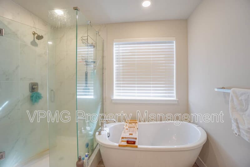 Washougal House: 359 W Koa St