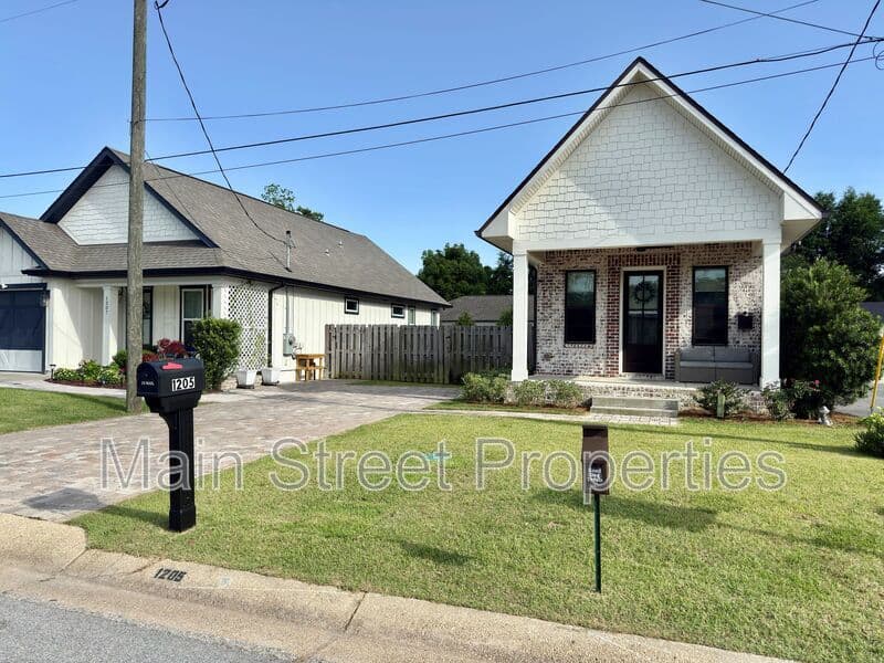 Pensacola House: 1205 East Scott Street