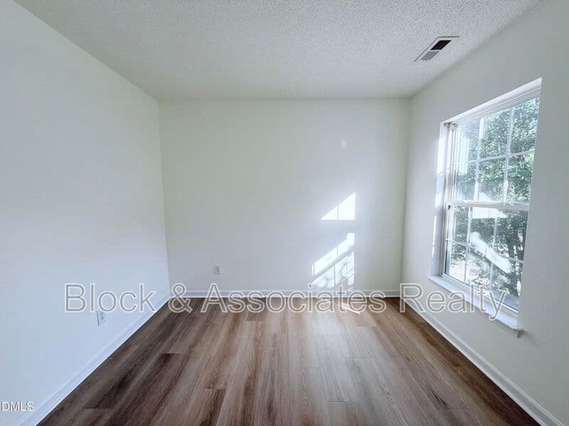 Apex House: 128 Evening Star Drive