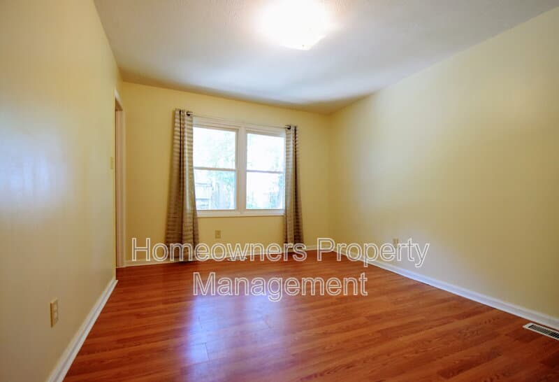 Raeford House: 711 Niven Ave
