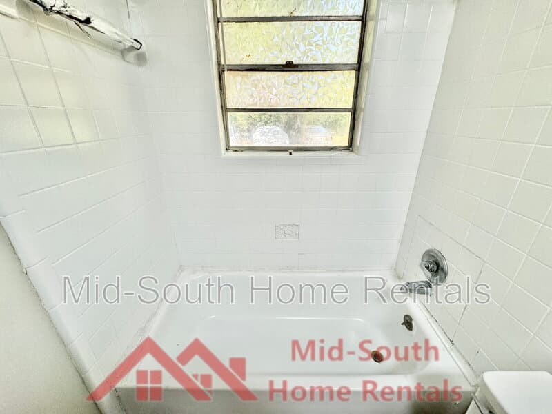 Memphis House: 2168 Carnes Ave