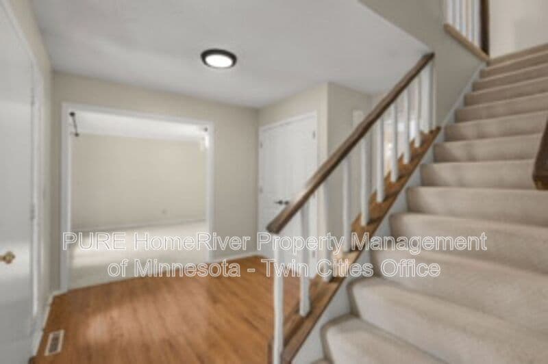 Edina House: 7420 Hyde Park Cir