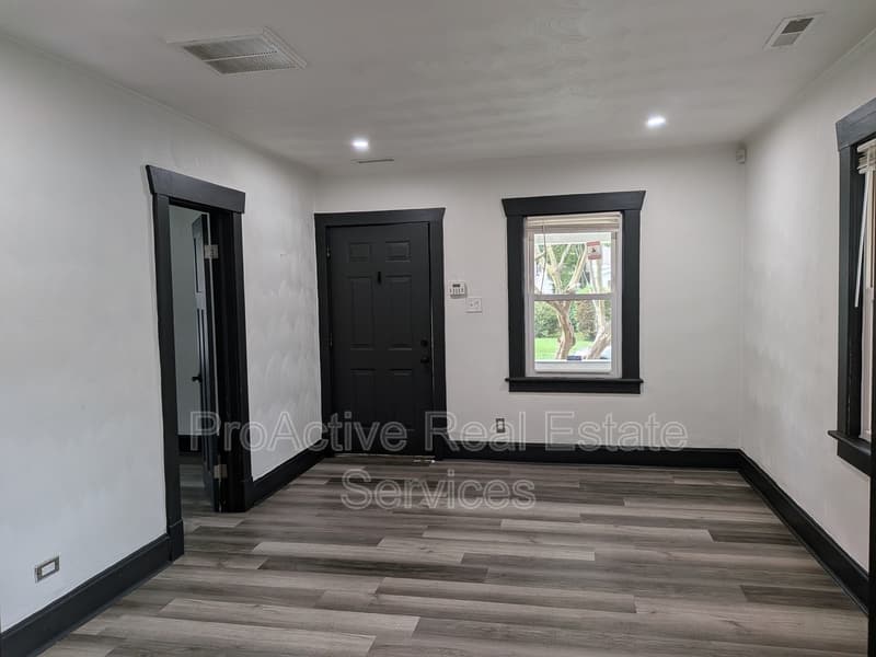 Norfolk House: 3105 somme ave
