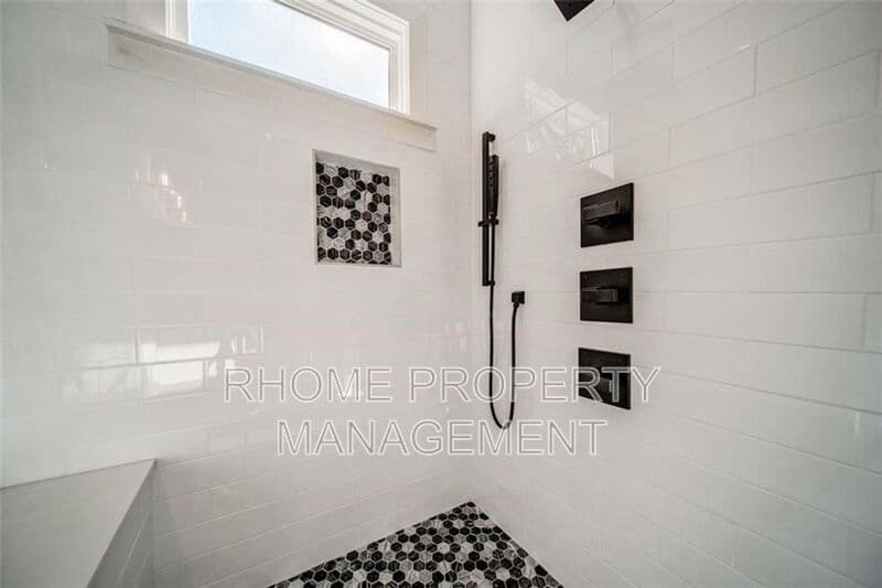 Atlanta House: 1058 White Oak Avenue