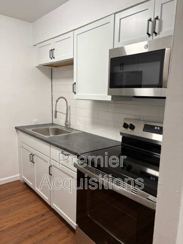 Belleville Condo: 307 N 45th St