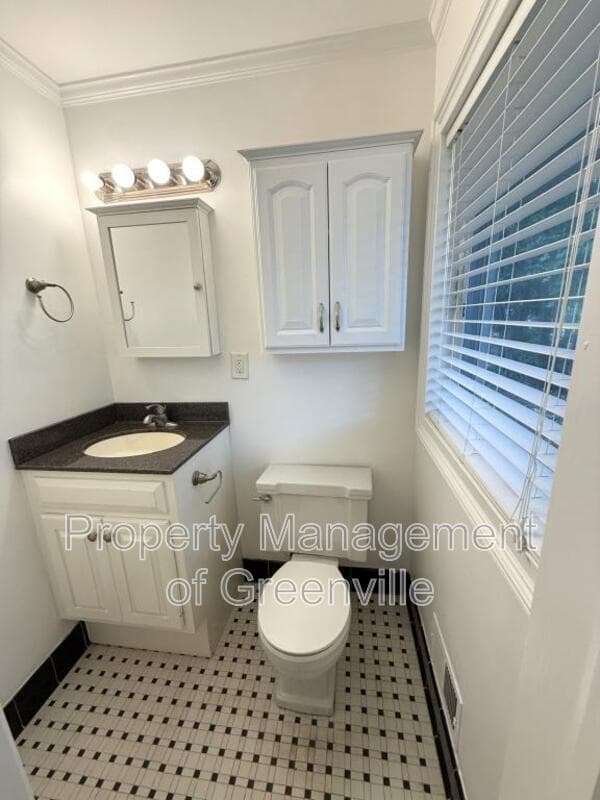 Taylors House: 205 W Lee Rd