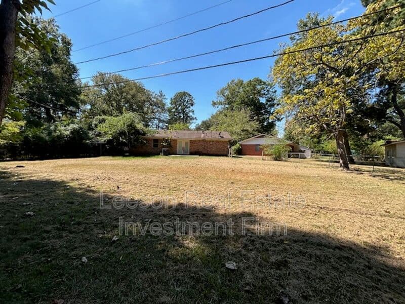 Shreveport House: 1102 Cloverdale Dr.