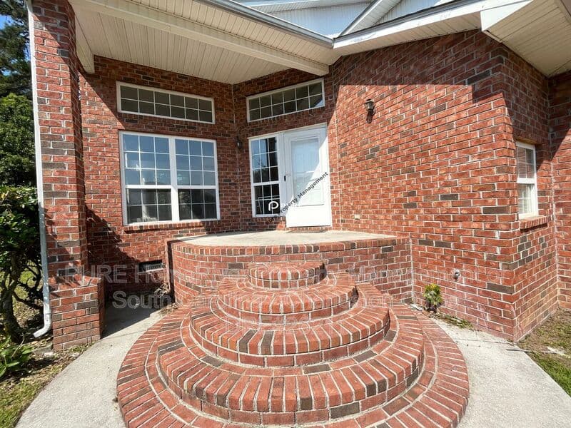 Ladson House: 180 Ponderosa Dr