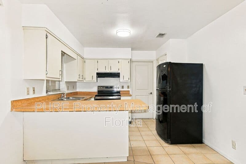 Ocala House: 5714 SE 4th Street
