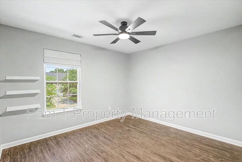 Pooler House: 4 Bainbridge Way