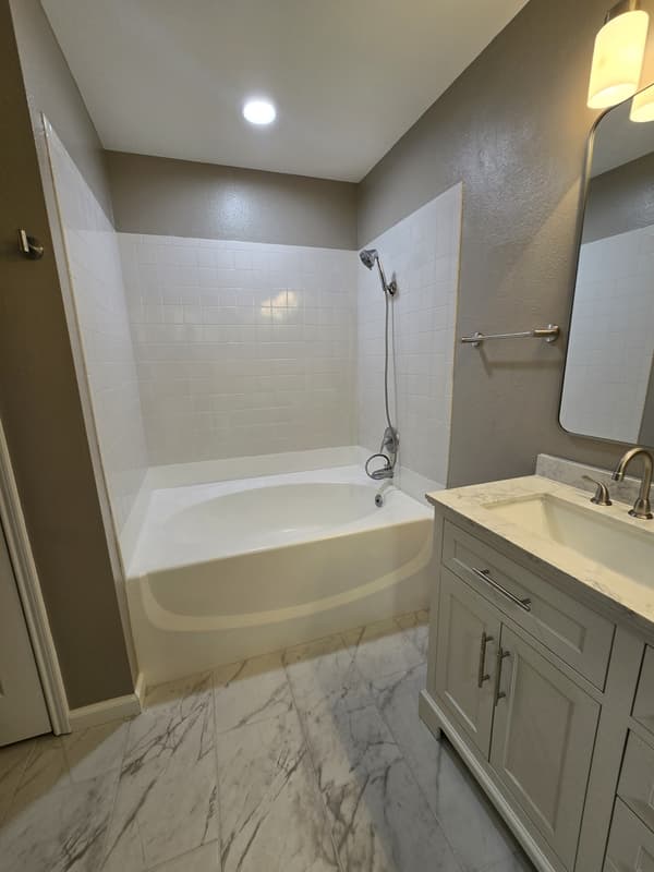 Whitehouse House: 804 Hummingbird Lane
