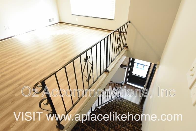 Lee's Summit House: 1214 SE 3rd Ter, Apt B
