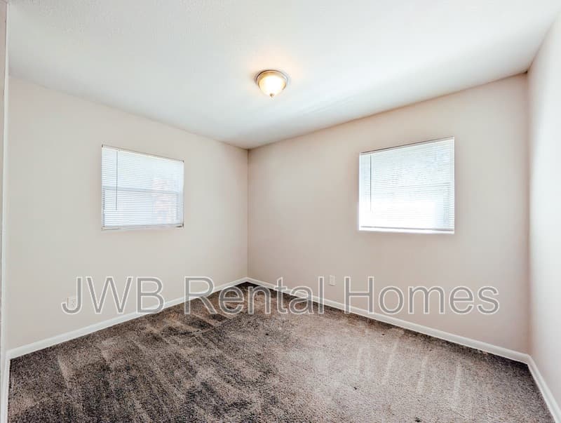 Jacksonville House: 3923 Leonard Cir W