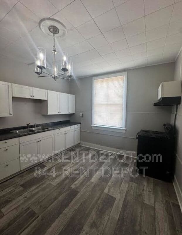 Evansville House: 801 - 805 Hess Ave, Evansville, IN 47712 - 801