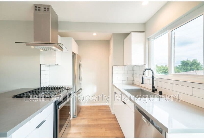 Los Angeles Condo: 5847 Willoughby Avenue