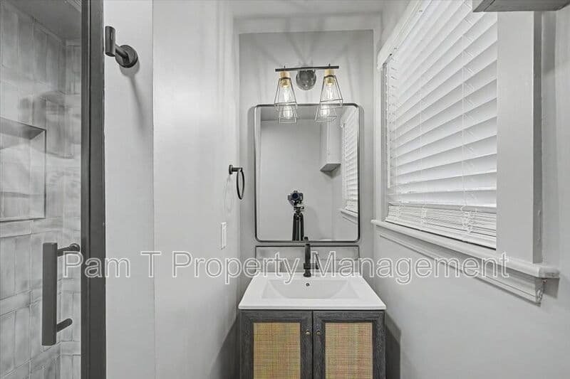 Savannah Condo: 638 E 37th St