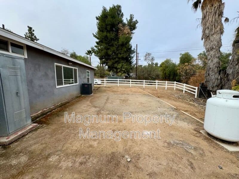 Perris House: 27300 Peach St