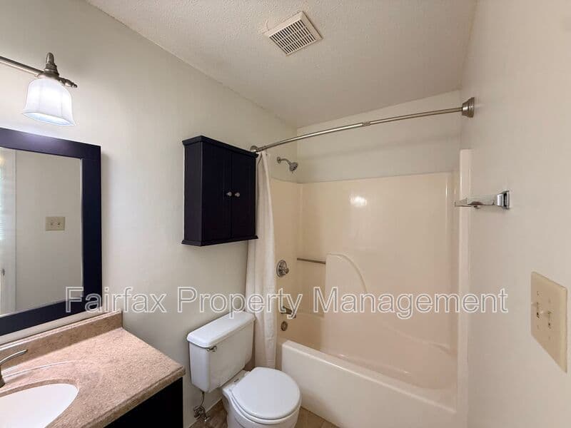 Durham House: 2610 Hitchcock Dr