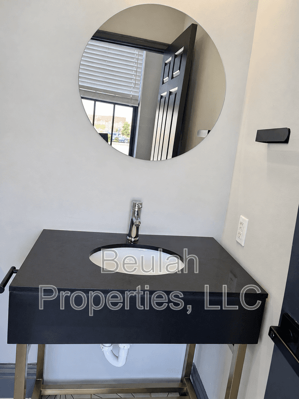 St. Louis House: 2012 S. 12th St - 1F