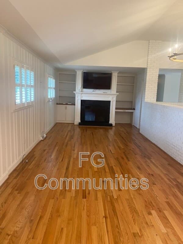 Easley House: 206 Sunshine Way