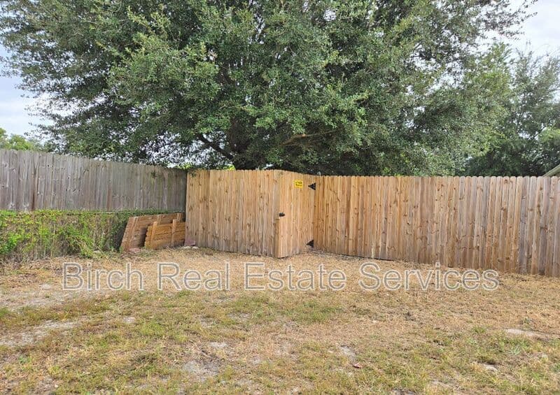 Holiday House: 3545 Nixon Rd