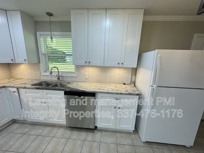 Lafayette House: 305 Alice Drive