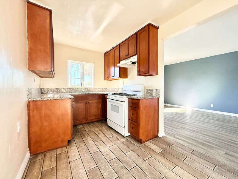 Los Angeles Condo: 433 1/2 West 81st Street