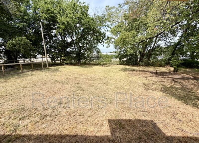 Claremore House: 905 North Owalla Avenue