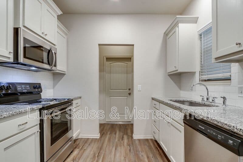 Edmond House: 341 Chalk Hill Ct