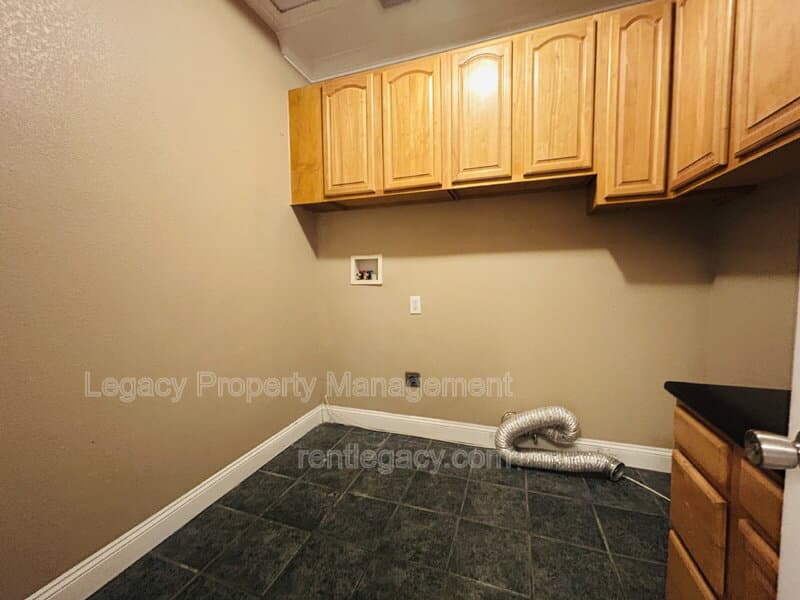 Fairfield House: 2136 Fieldcrest Ave