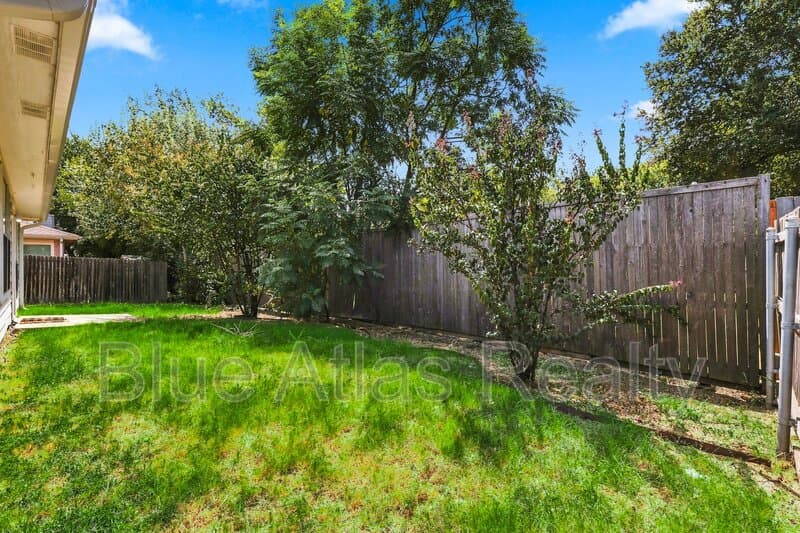Little Elm House: 1012 Waterview Drive