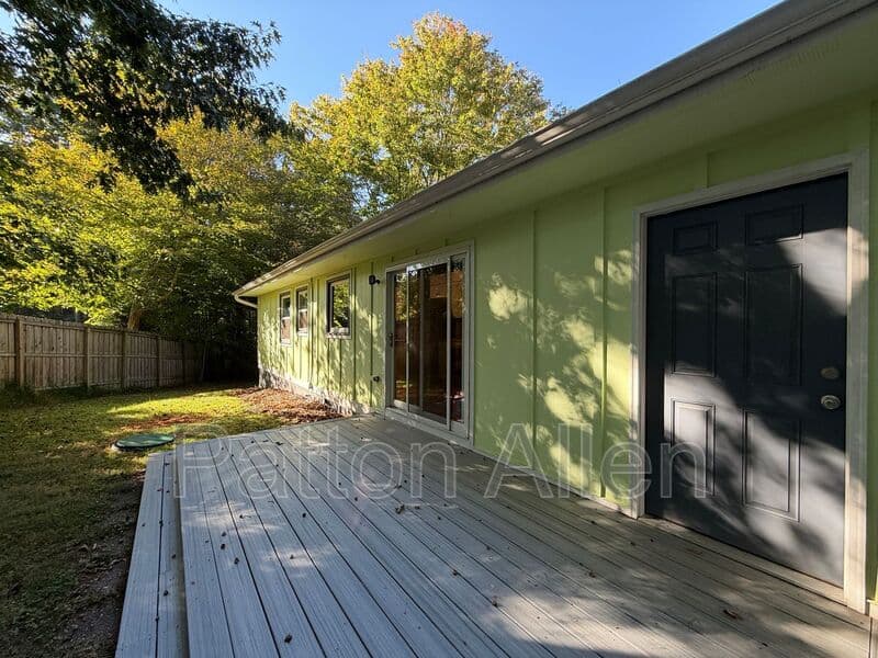 Fairview House: 14 Fox Run Pl