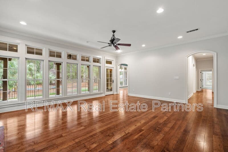 Sumrall House: 107 Raybourn Rd