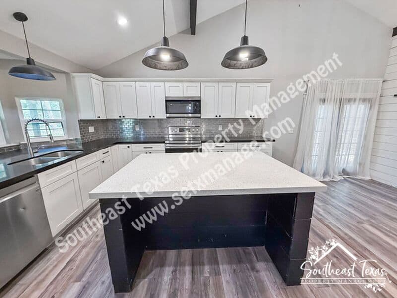 Vidor House: 990 Springdale Street