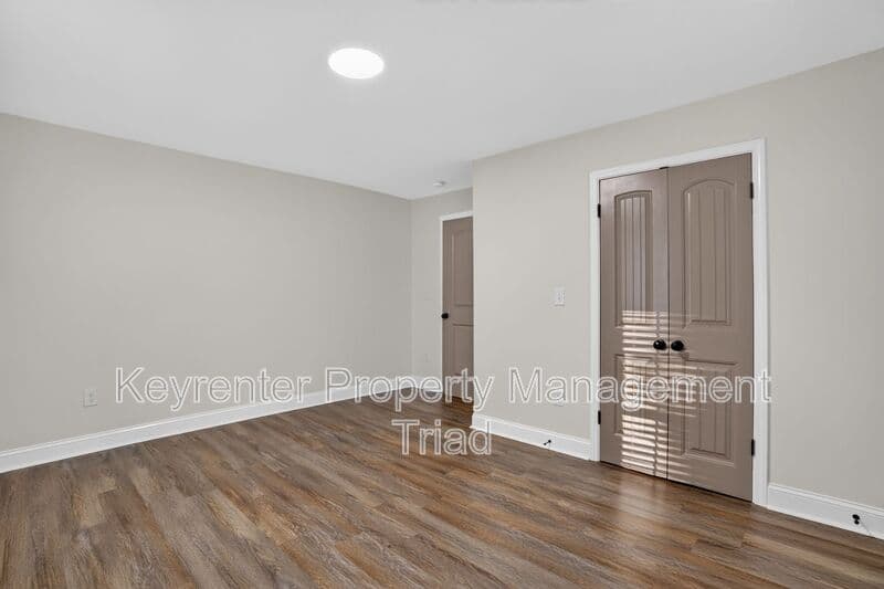 Greensboro House: 814 Douglas St