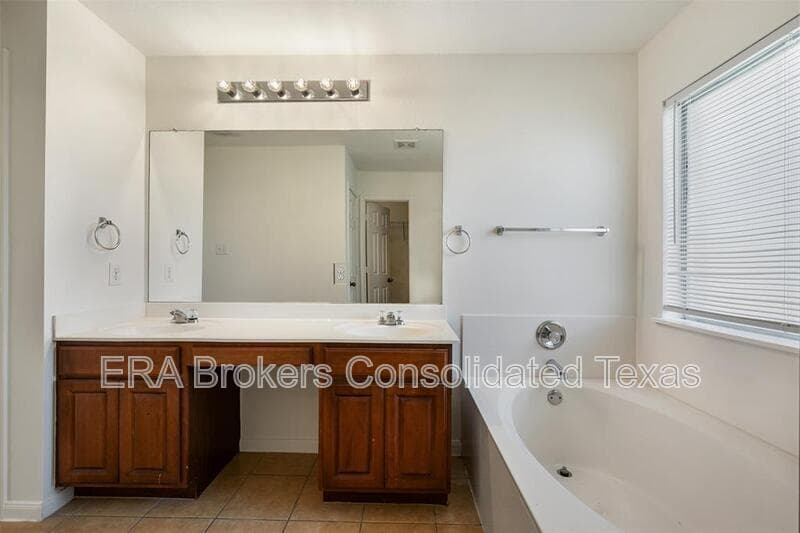 Pflugerville House: 18513 Silent Water Way