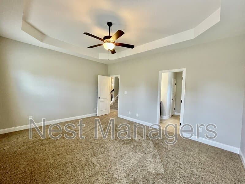 Hope Mills House: 5849 Crepe Myrtle Drive